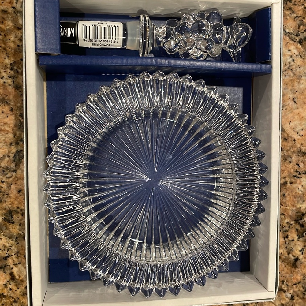 Mikasa Diamond Fire Wine set - coaster holder and grape stopper - pillar…